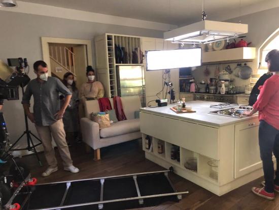 La cucina con isola centrale ripresa per uno spot tv
