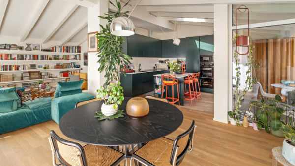 La sala con cucina a vista dell'appartamento Senna