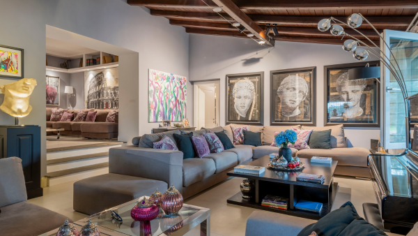 La zona living della villa Tago a Roma