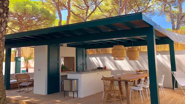 Pergola con cucina a isola