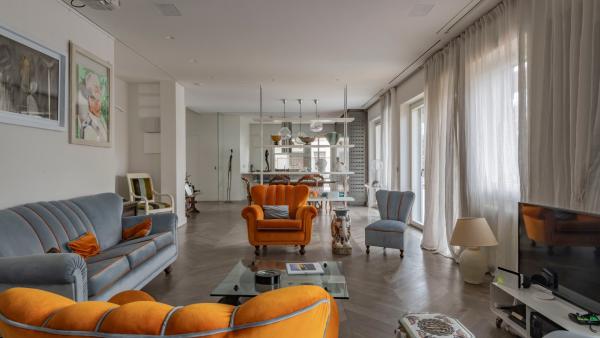 Zona living con pavimento in parquet a spina di pesce