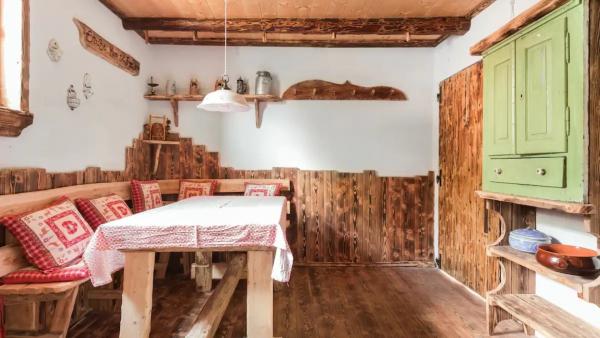 Sala da pranzo con travi in legno a vista sul soffitto