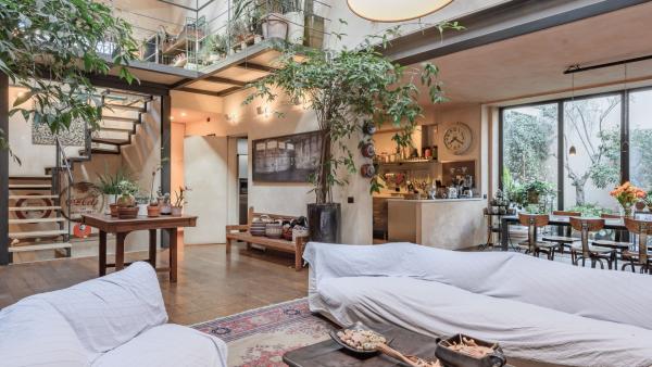 Zona living con soppalco e cucina a vista