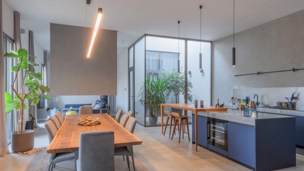 Zona living con cucina a isola a vista