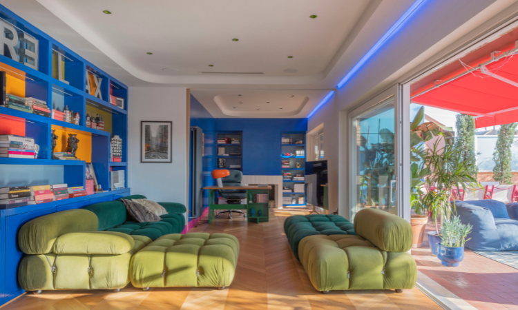 Attico Gila a Roma con colori vivaci, cucina a isola e terrazza panoramica