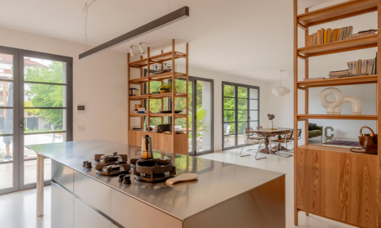 Loft Tigri a Milano con grandi vetrate, arredamento contemporaneo e cucina a vista
