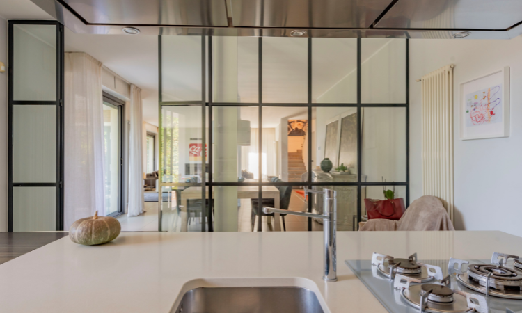 Villa Darling a Monza con vetrate industriali, cucina a isola e piscina esterna