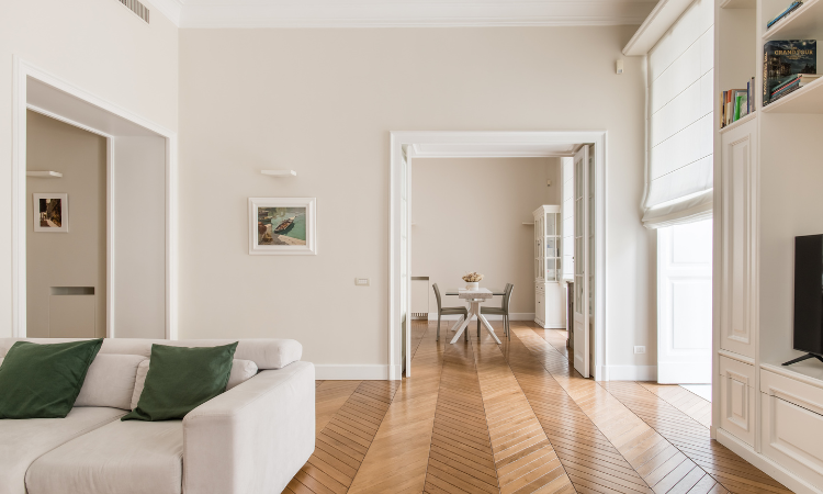 Appartamento Han a Napoli con pavimento in parquet a spina e boiserie
