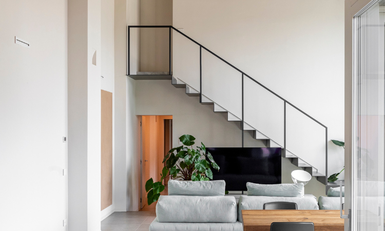 Villa Makalu a Brescia con soffitti alti, travi a vista e cucina a isola