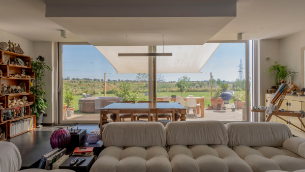 La zona living con vetrate della villa Arafura