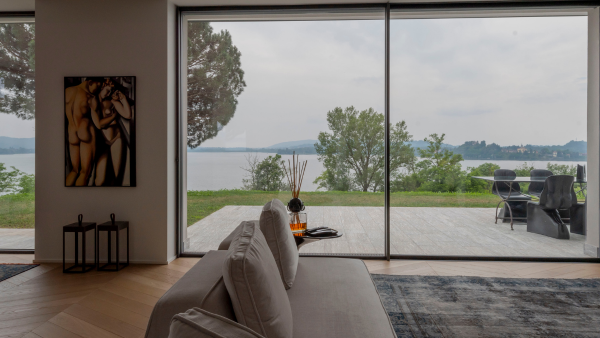 Vista mozzafiato sul lago dalle vetrate della villa Ladoga