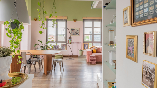 L'accogliente sala con pareti verdi, rosa e bianche