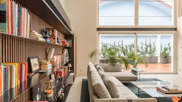 La libreria nell'open space del loft Genepi