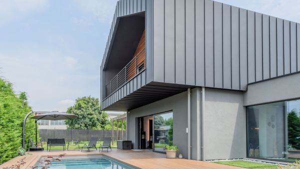 Gli esterni con piscina della villa Aral