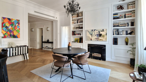 La sala da pranzo con boiserie dell'appartamento Barents