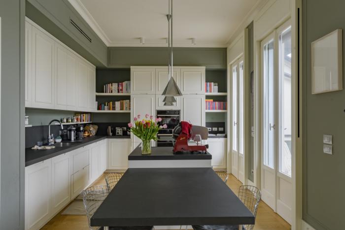 Luminosa cucina con doppia porta finestra