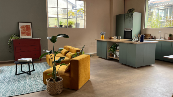 La cucina a isola dello studio Eclipse con le ante verdi
