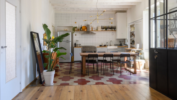 Cucina per shooting con cementine e parquet