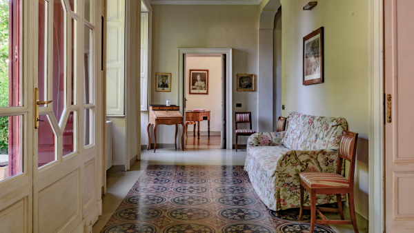 Ingresso con cementine di dimora storica per shooting