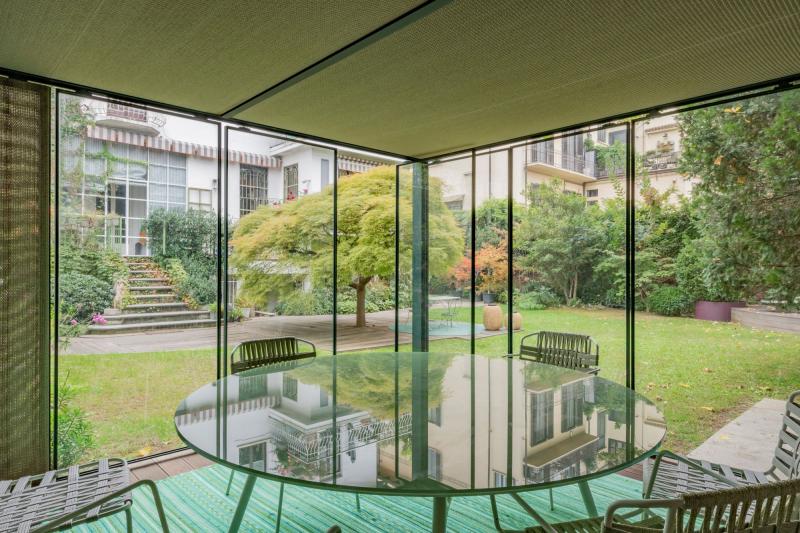 La veranda con vista sul giardino