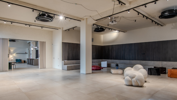 Sala con gradinate dell'espositivo Tipuana