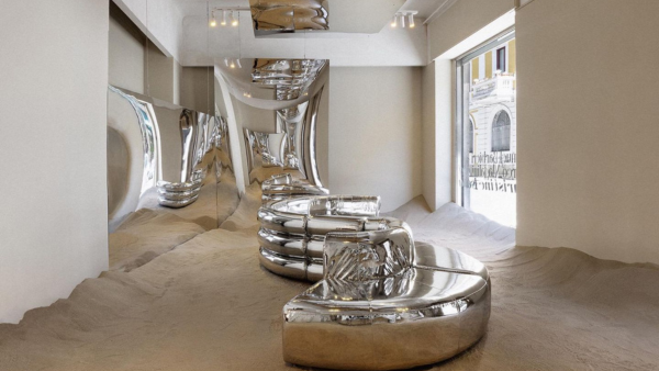 Sala con installazioni di un espositivo a Milano