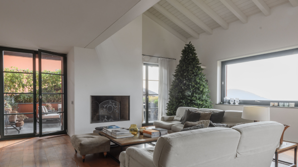 Sala con vetrate e camino della villa Roveja a Como