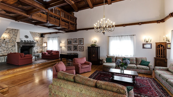 Soffitto a cassettoni nella sala dello chalet Betel