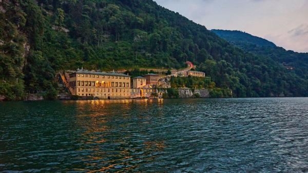 Vista dal lago degli esterni della villa Fritillaria