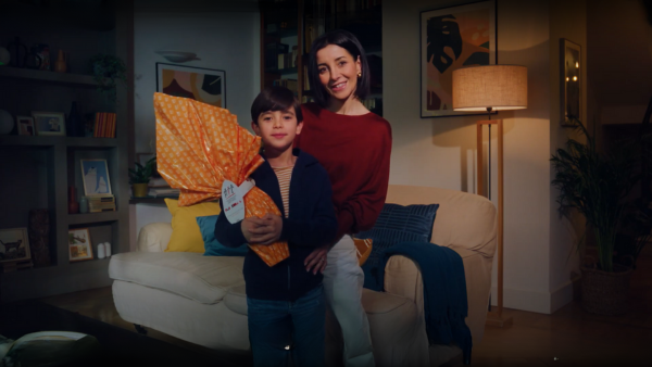 Due dei protagonisti dello spot tv di AIL