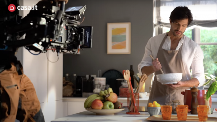 Attore sul set dello spot Casa.it nella cucina della villa Gardenia durante le riprese
