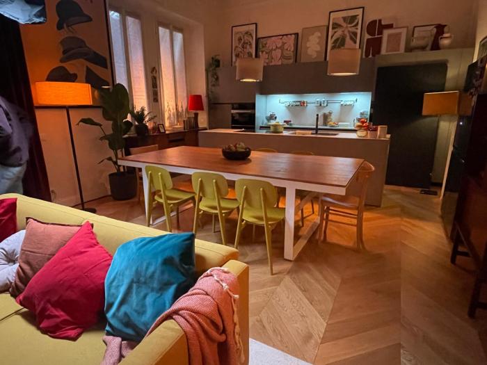 La cucina della location durante il set di Hogarth