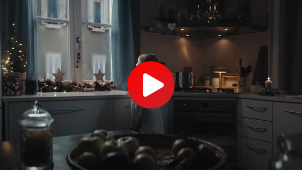 Cucina a parete della Location Ametista nello Spot Tv natalizio di AIL