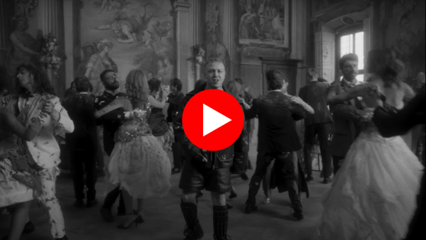 Guarda il videoclip di 100 Messaggi