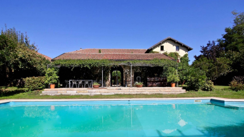 Piscina e porticato ricoperto di edera
